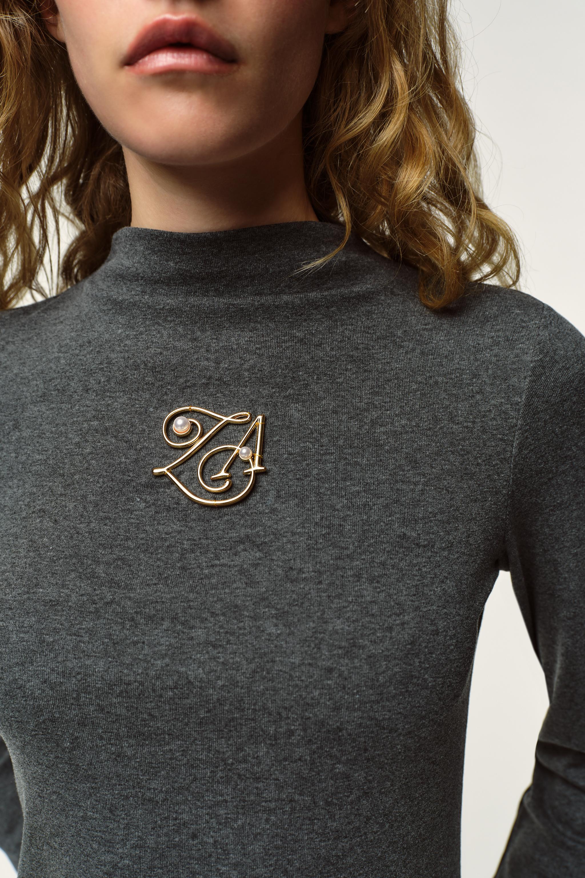 MOCK NECK BROOCH T-SHIRT